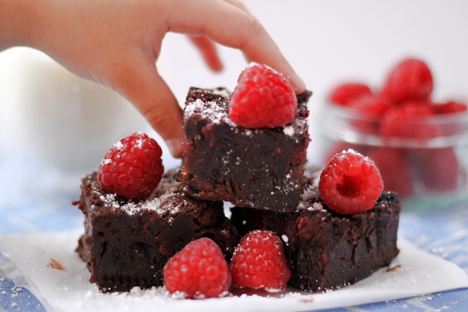 Raspberry-Brownie-Hand-680